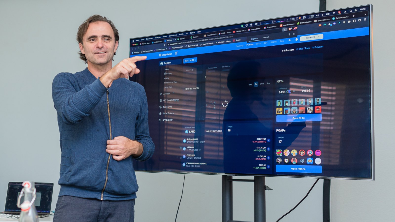 Roman Weber erklärt im Workshop eine Blockchain-Grafik am grossen Bildschirm.